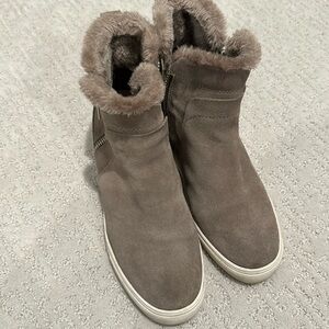 Steve Madden swede sneaker with small heel size W8